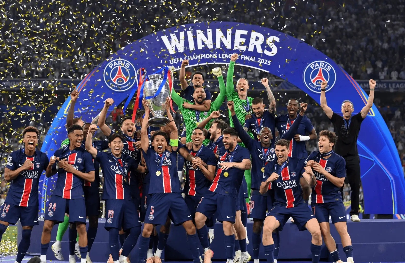 法甲冲刺阶段走向成谜，法兰克福调整名单，引发热议，年轻球员得到机会(德甲法兰克福名单)